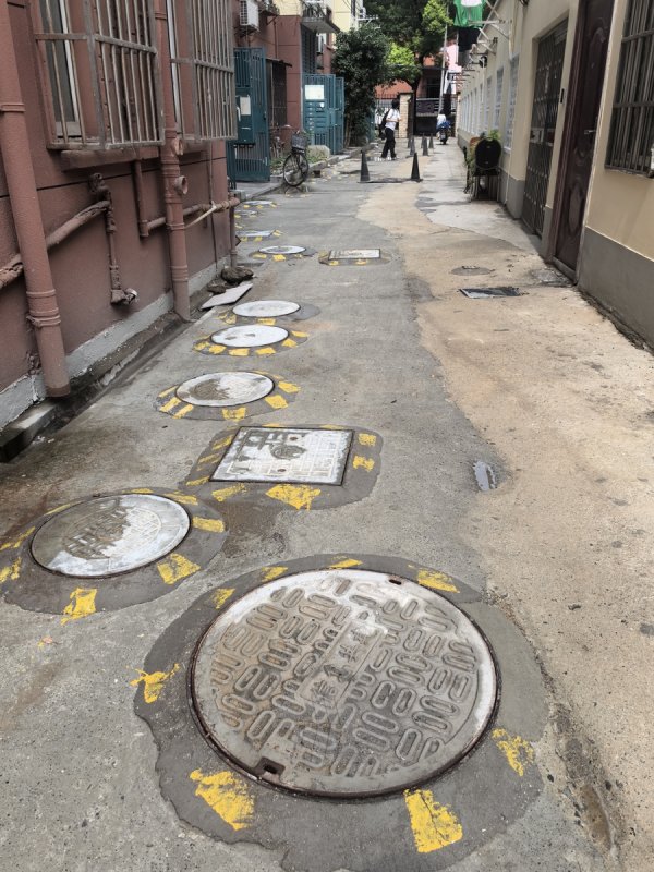 配资门户首页地址 夏令行动｜精品小区改造遭埋怨：一栋楼前70多个井盖密集凸起，迟迟不平整？